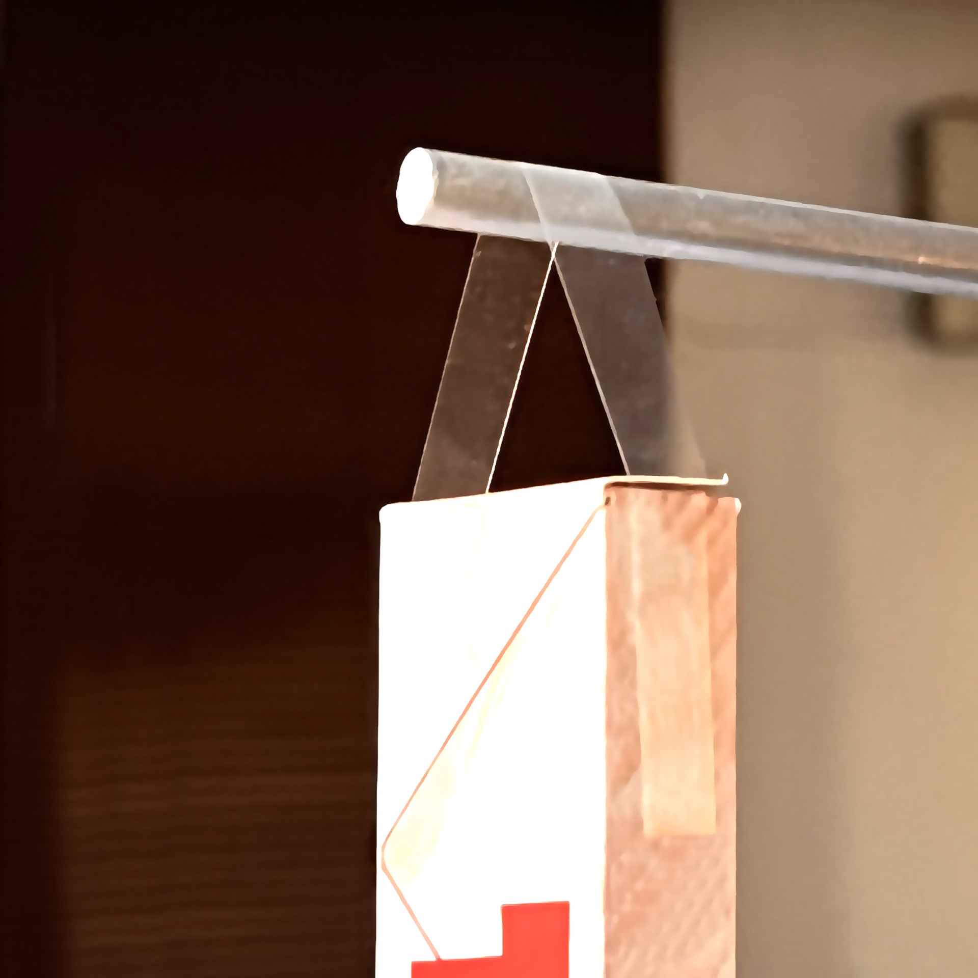 urun-asma-icin-plastik-yapiskanli-aski